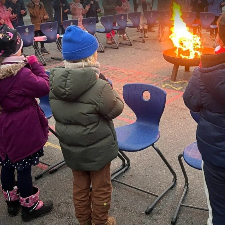 Kinder beim Adventsfest mit Feuer
