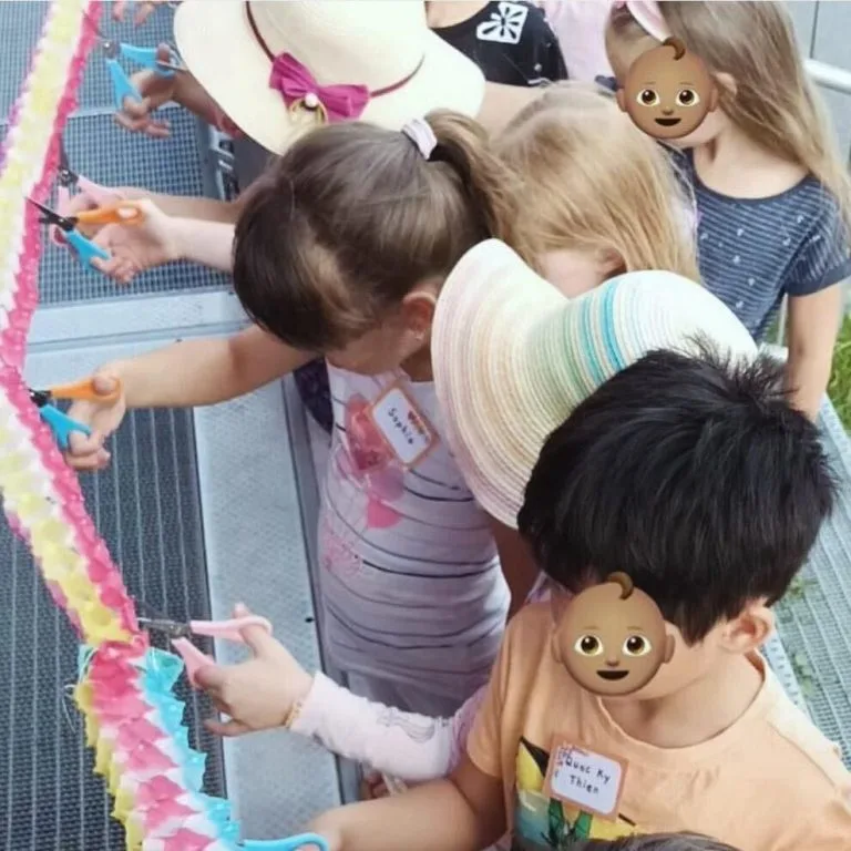 Kinder basteln gemeinsam