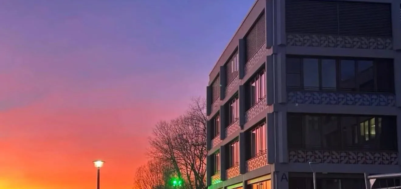 37. Grundschule Marzahn-Hellersdorf bei Sonnenuntergang